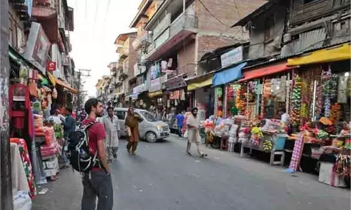 Jammu Kashmir :दुकानों पर पुलिस की छापेमारी, रिकॉर्ड की जांच की जा रही है Jammu Kashmir :दुकानों पर पुलिस की छापेमारी, रिकॉर्ड की जांच की जा रही है