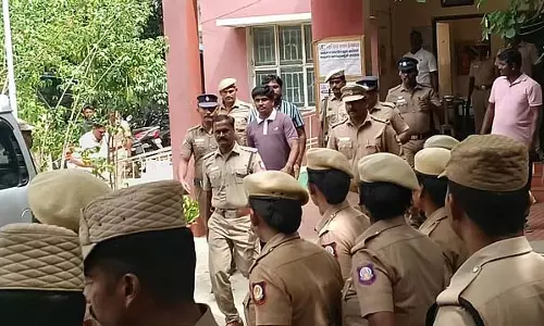 Tamil Nadu: थावेका के अधिकारी करूर अदालत में पेश Tamil Nadu: थावेका के अधिकारी करूर अदालत में पेश