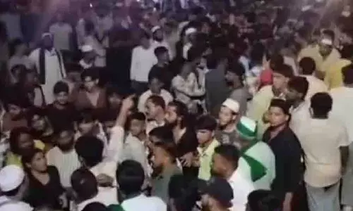 Dehradun: धार्मिक पोस्ट पर छात्र की टिप्पणी से तनाव, सड़कों पर उतरी भीड़ Dehradun: धार्मिक पोस्ट पर छात्र की टिप्पणी से तनाव, सड़कों पर उतरी भीड़