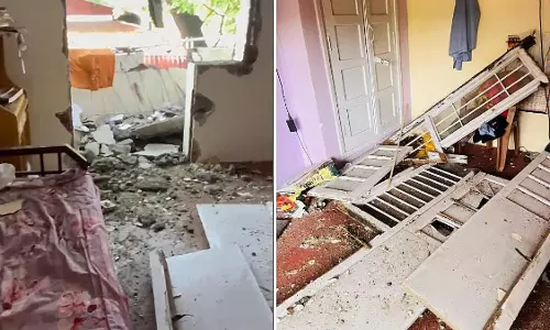 Mumbai : अंधेरी की पीएंडटी सरकारी कॉलोनी में हाल ही में मरम्मत के बावजूद बालकनी के स्लैब ढह गए Mumbai : अंधेरी की पीएंडटी सरकारी कॉलोनी में हाल ही में मरम्मत के बावजूद बालकनी के स्लैब ढह गए
