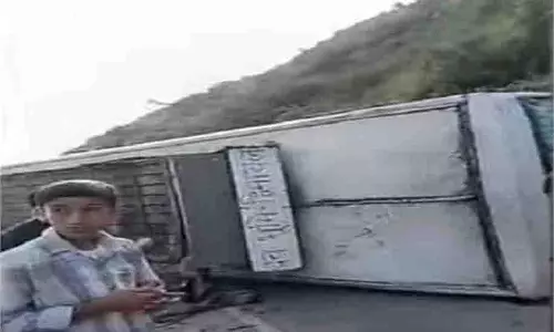 Himachal Pradesh: एचआरटीसी की बस पलटी, यात्री घायल Himachal Pradesh: एचआरटीसी की बस पलटी, यात्री घायल