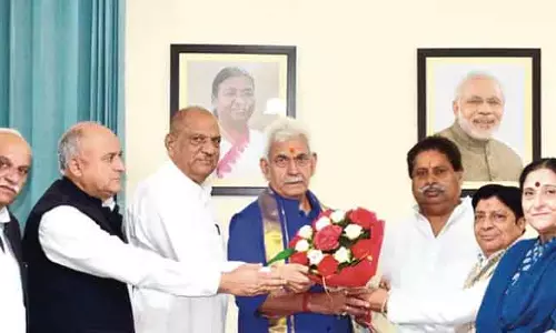 JKPCC ने एलजी से मुलाकात की, केंद्रीय राहत पैकेज और राज्य का दर्जा मांगा