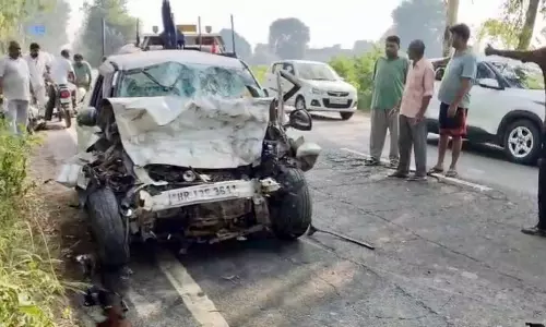 Haryana : कुरुक्षेत्र में कार की टक्कर में छह लोगों की मौत, चार घायल Haryana : कुरुक्षेत्र में कार की टक्कर में छह लोगों की मौत, चार घायल