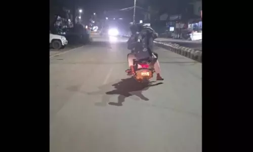 1 टू-व्हीलर पर जा रहे थे 5 लड़के, अब हुआ एक्शन