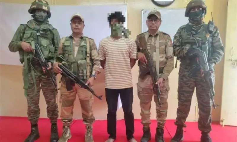 Manipur: 3 उग्रवादी गिरफ्तार; हथियार, गोला-बारूद और अवैध सामान बरामद Manipur: 3 उग्रवादी गिरफ्तार; हथियार, गोला-बारूद और अवैध सामान बरामद