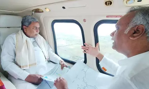 बाढ़ से कर्नाटक संकट में: CM ने हवाई सर्वेक्षण किया बाढ़ से कर्नाटक संकट में: CM ने हवाई सर्वेक्षण किया