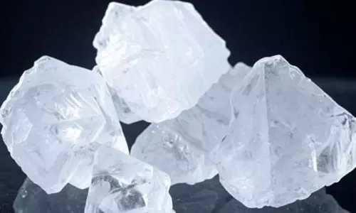 फिटकरी से पाएं दाग-धब्बों और पिंपल्स से छुटकारा, जानिए सही तरीका फिटकरी से पाएं दाग-धब्बों और पिंपल्स से छुटकारा, जानिए सही तरीका