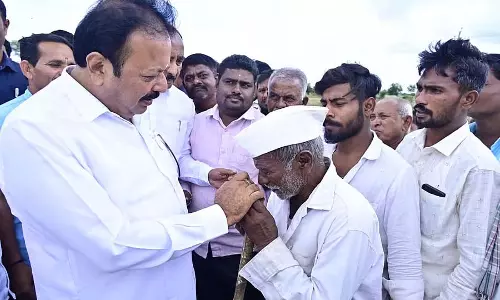 Karnataka : चार उत्तरी जिलों में 6 से 7 लाख हेक्टेयर फसलें नष्ट हो गई Karnataka : चार उत्तरी जिलों में 6 से 7 लाख हेक्टेयर फसलें नष्ट हो गई