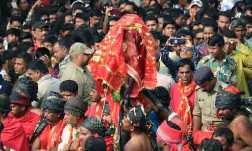 Bhawanipatna: सामूहिक पशु बलि के साक्षी माँ मणिकेश्वरी की छत्तर यात्रा Bhawanipatna: सामूहिक पशु बलि के साक्षी माँ मणिकेश्वरी की छत्तर यात्रा