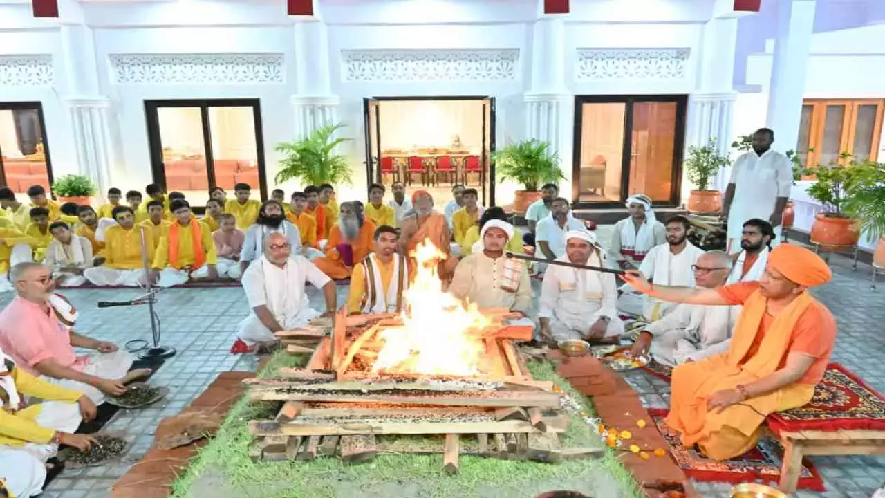 Gorakhpur: धार्मिक प्रवास के दौरान सीएम योगी का मंदिर में पूजन Gorakhpur: धार्मिक प्रवास के दौरान सीएम योगी का मंदिर में पूजन
