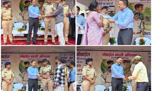 धमतरी एसपी ने नवरात्रि पर गुम हुए 108 मोबाइल उनके मालिकों को लौटाए, बांटे हेलमेट धमतरी एसपी ने नवरात्रि पर गुम हुए 108 मोबाइल उनके मालिकों को लौटाए, बांटे हेलमेट