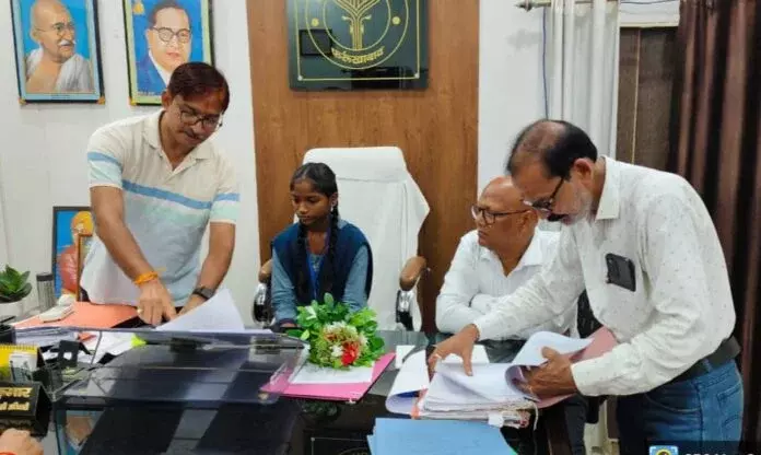 Farrukhabad: मिशन शक्ति कार्यक्रम में शिवानी राठौर बनी एक दिन की अधिकारी Farrukhabad: मिशन शक्ति कार्यक्रम में शिवानी राठौर बनी एक दिन की अधिकारी