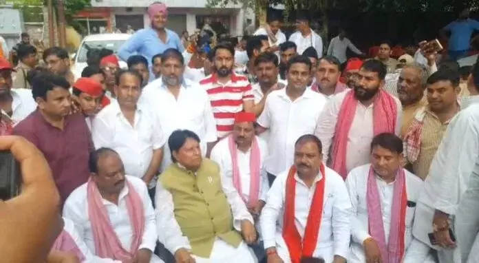 Agra: रामजीलाल सुमन का हाउस अरेस्ट, गिजौली मामले में पुलिस ने मध्यस्थता की Agra: रामजीलाल सुमन का हाउस अरेस्ट, गिजौली मामले में पुलिस ने मध्यस्थता की