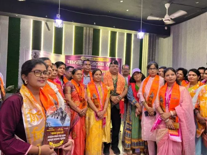 Farrukhabad: मतदाता संगठन सम्मेलन में शिक्षकों का सम्मान और मतदान जागरूकता