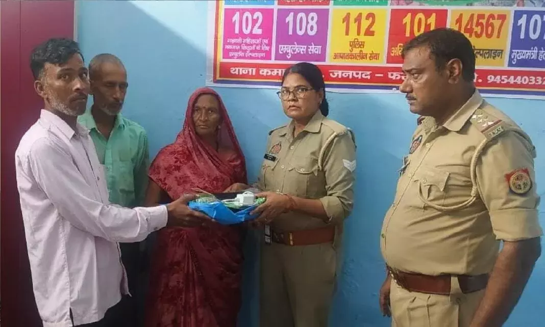 Farrukhabad: पुलिस ने खोया मोबाइल और सामान ढूंढकर मालिक को लौटाया Farrukhabad: पुलिस ने खोया मोबाइल और सामान ढूंढकर मालिक को लौटाया