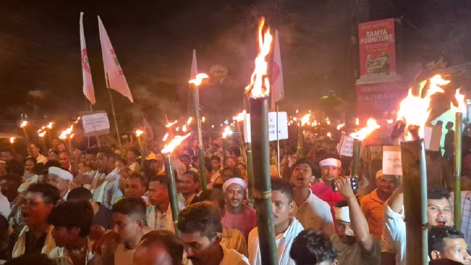मोरान समुदाय ने अस्थायी रूप से आर्थिक नाकेबंदी रोकी, एसटी की मांग न मानने पर नए सिरे से आंदोलन की चेतावनी दी