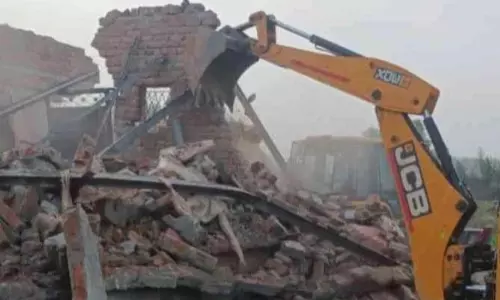 Bareilly: बरेली बवाल के बाद प्रशासन ने कड़ा रुख अपनाया, बुलडोजर तैयार Bareilly: बरेली बवाल के बाद प्रशासन ने कड़ा रुख अपनाया, बुलडोजर तैयार