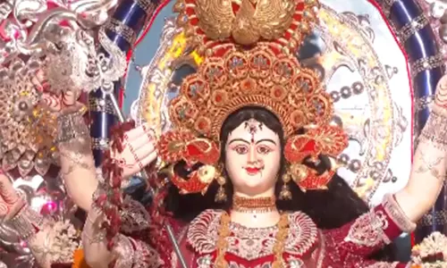 कटक पूजा पंडाल में 400 किलो चांदी व 3 किलो सोने का मुकुट, सशस्त्र बलों को श्रद्धांजलि