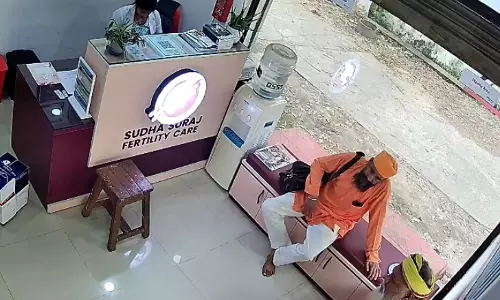 फर्जी साधू महिला डॉक्टर को ठगते वीडियो, UPI से लिए पैसे