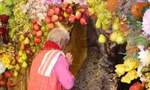 J&K के उपराज्यपाल मनोज सिन्हा ने वैष्णो देवी मंदिर में की पूजा-अर्चना J&K के उपराज्यपाल मनोज सिन्हा ने वैष्णो देवी मंदिर में की पूजा-अर्चना