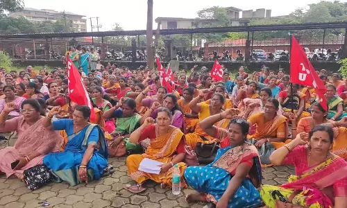 बीमार लोगों को सर्वेक्षण कार्य से मुक्त रखा जाए: आंगनवाड़ी कार्यकर्ताओं का विरोध प्रदर्शन
