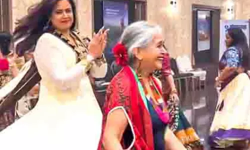Sameera Reddy ने पहली बार अपनी गुजराती सास के साथ गरबा किया Sameera Reddy ने पहली बार अपनी गुजराती सास के साथ गरबा किया