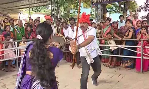 Balasore: अखाड़ा मार्शल आर्ट के रंग में रंगा दुर्गा विसर्जन का पर्व Balasore: अखाड़ा मार्शल आर्ट के रंग में रंगा दुर्गा विसर्जन का पर्व