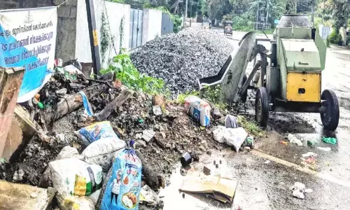 Kerala : सड़क किनारे कूड़ा और कंक्रीट मिक्सर मशीन खड़ी, आवागमन में बाधा Kerala : सड़क किनारे कूड़ा और कंक्रीट मिक्सर मशीन खड़ी, आवागमन में बाधा