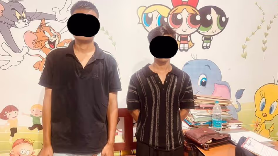 Manipur : इंफाल हवाई अड्डे पर 21 किलोग्राम से अधिक गांजे के साथ दो युवक गिरफ्तार Manipur : इंफाल हवाई अड्डे पर 21 किलोग्राम से अधिक गांजे के साथ दो युवक गिरफ्तार