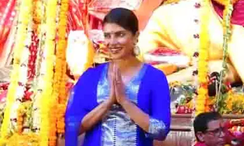 Priyanka Chopra: नॉर्थ बॉम्बे दुर्गा पूजा में मां दुर्गा से लिया आशीर्वाद Priyanka Chopra: नॉर्थ बॉम्बे दुर्गा पूजा में मां दुर्गा से लिया आशीर्वाद