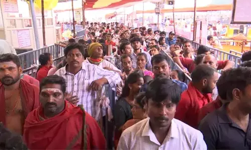 Vijayawada : बारिश में भी दुर्गा दर्शन के लिए उमड़े श्रद्धालु Vijayawada : बारिश में भी दुर्गा दर्शन के लिए उमड़े श्रद्धालु