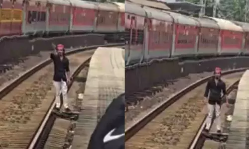 Mumbai: भयंदर में रेलवे ट्रैक पर नाचते-गाते व्यक्ति को यात्रियों ने पकड़ा Mumbai: भयंदर में रेलवे ट्रैक पर नाचते-गाते व्यक्ति को यात्रियों ने पकड़ा