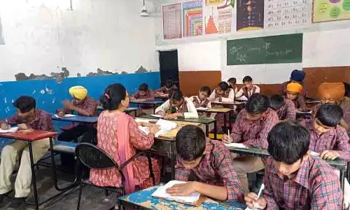 Amritsar: सरकारी शिक्षकों पर कई जिम्मेदारियों का बोझ Amritsar: सरकारी शिक्षकों पर कई जिम्मेदारियों का बोझ