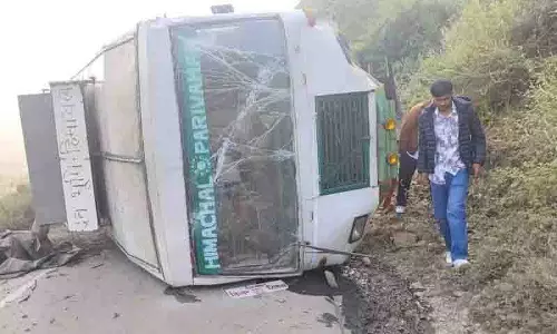 राजगढ़ में HRTC की बस पलटी, चालक की सूझबूझ से बड़ा हादसा टला