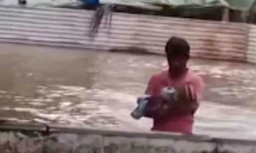 Solapur: बाढ़ के बीच 2 माह के बच्चे की जान बची