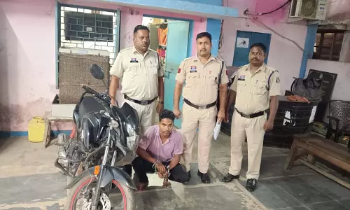 जूटमिल पुलिस की कार्रवाई: चोरी की बाइक बेचने ग्राहक तलाशते युवक गिरफ्तार