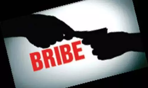 Lonala में सहायक पुलिस अधिकारी रिश्वतखोरी के जाल में फंसा Lonala में सहायक पुलिस अधिकारी रिश्वतखोरी के जाल में फंसा