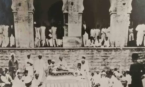 Hyderabad स्थित डाक टिकट संग्रहकर्ता उपेंद्र वेन्नम ने डाक टिकटों के माध्यम से गांधी के जीवन को दर्शाया