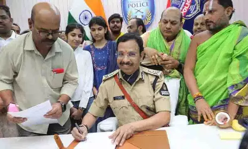 VC Sajjanar ने हैदराबाद पुलिस आयुक्त का कार्यभार संभाला, जन कल्याणकारी पुलिसिंग का संकल्प लिया VC Sajjanar ने हैदराबाद पुलिस आयुक्त का कार्यभार संभाला, जन कल्याणकारी पुलिसिंग का संकल्प लिया