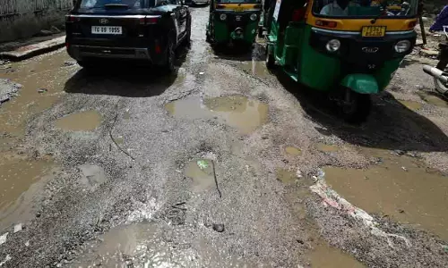 दो महीने से जारी मानसून की तबाही, Telangana की गड्ढों वाली सड़कें अभी भी मरम्मत का इंतजार कर रही