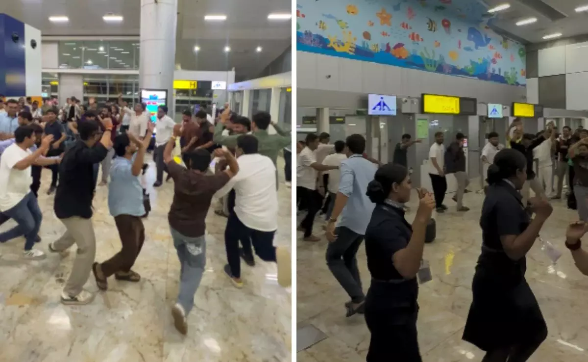 Surat Flight हुई लेट, यात्रियों ने गोवा एयरपोर्ट पर ही किया गरबा Surat Flight हुई लेट, यात्रियों ने गोवा एयरपोर्ट पर ही किया गरबा