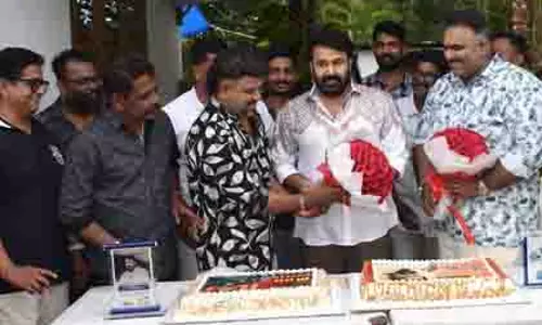 Mohanlal ने दृश्यम 3 सेट पर दादासाहेब सम्मान जश्न मनाया Mohanlal ने दृश्यम 3 सेट पर दादासाहेब सम्मान जश्न मनाया