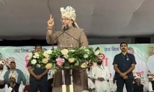 MP Asaduddin Owaisi ने पूछा, आप क्रिकेट की तुलना सेना से कैसे कर सकते हैं?