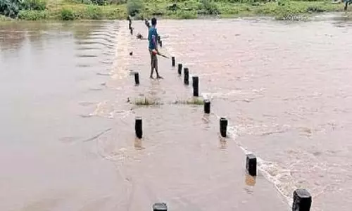 Latur: बाढ़ से पुल डूबने से 2,100 छात्रों की शिक्षा बाधित Latur: बाढ़ से पुल डूबने से 2,100 छात्रों की शिक्षा बाधित