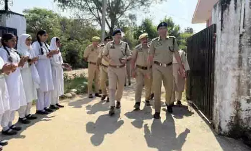 Police ने सरकारी स्कूल को कंप्यूटर और वाटर कूलर दिए Police ने सरकारी स्कूल को कंप्यूटर और वाटर कूलर दिए