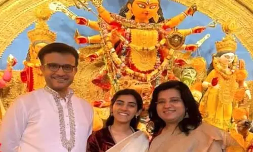 पूर्व भारतीय कप्तान सौरव गांगुली ने परिवार के साथ की मां दुर्गा की आराधना पूर्व भारतीय कप्तान सौरव गांगुली ने परिवार के साथ की मां दुर्गा की आराधना