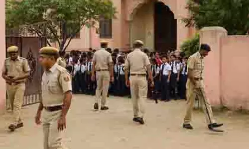 Jaipur: स्कूल में बम की धमकी, पुलिस ने परिसर खाली कराया