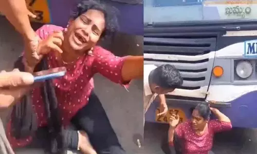 deluxe bus में मुफ्त टिकट दो.. एक महिला यात्री रो पड़ी.. वीडियो
