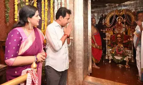 KTR दंपत्ति ने पेद्दम्मा थल्ली मंदिर में विशेष पूजा की KTR दंपत्ति ने पेद्दम्मा थल्ली मंदिर में विशेष पूजा की