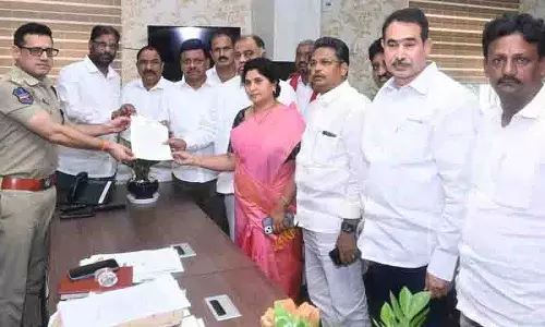BRS नेताओं ने खम्मम पुलिस पर पक्षपात का आरोप लगाया, कार्रवाई की मांग की BRS नेताओं ने खम्मम पुलिस पर पक्षपात का आरोप लगाया, कार्रवाई की मांग की